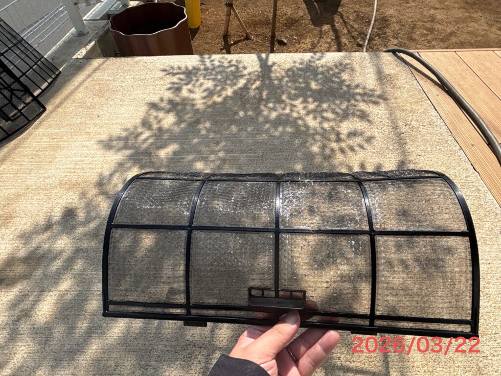 ホコリが完全に取り除かれ、向こう側の景色が透けて見えるほど綺麗になった換気扇フィルター