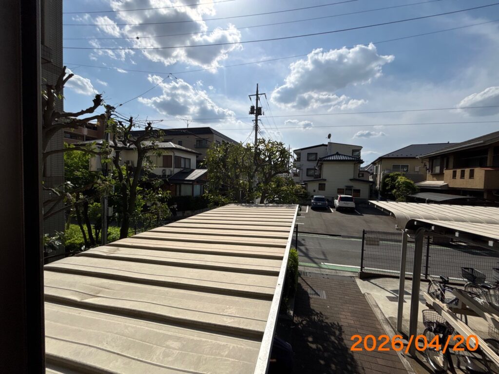 砂埃や花粉などが付着し、透明感やツヤが失われてくすんでしまった駐輪場の屋根