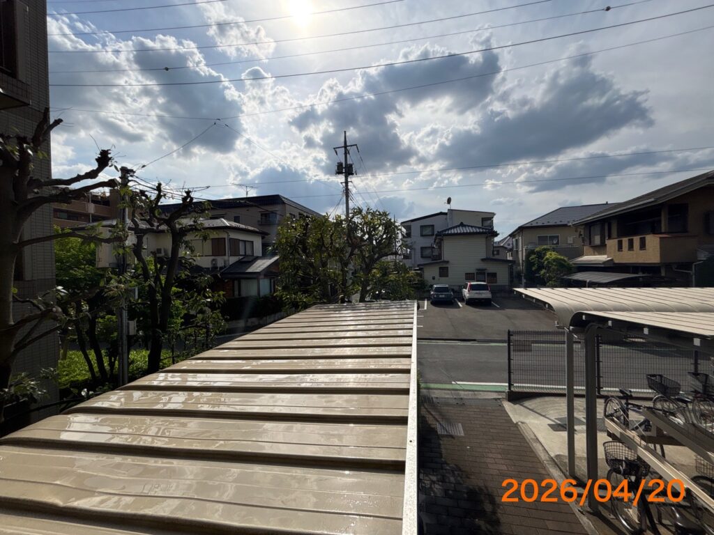 汚れが洗い流され、スッキリと清潔感のある本来の姿に戻った駐輪場の屋根