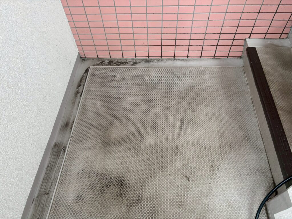 階段踊り場の清掃風景と前後比較。左の清掃前は全体が黒ずんでいる