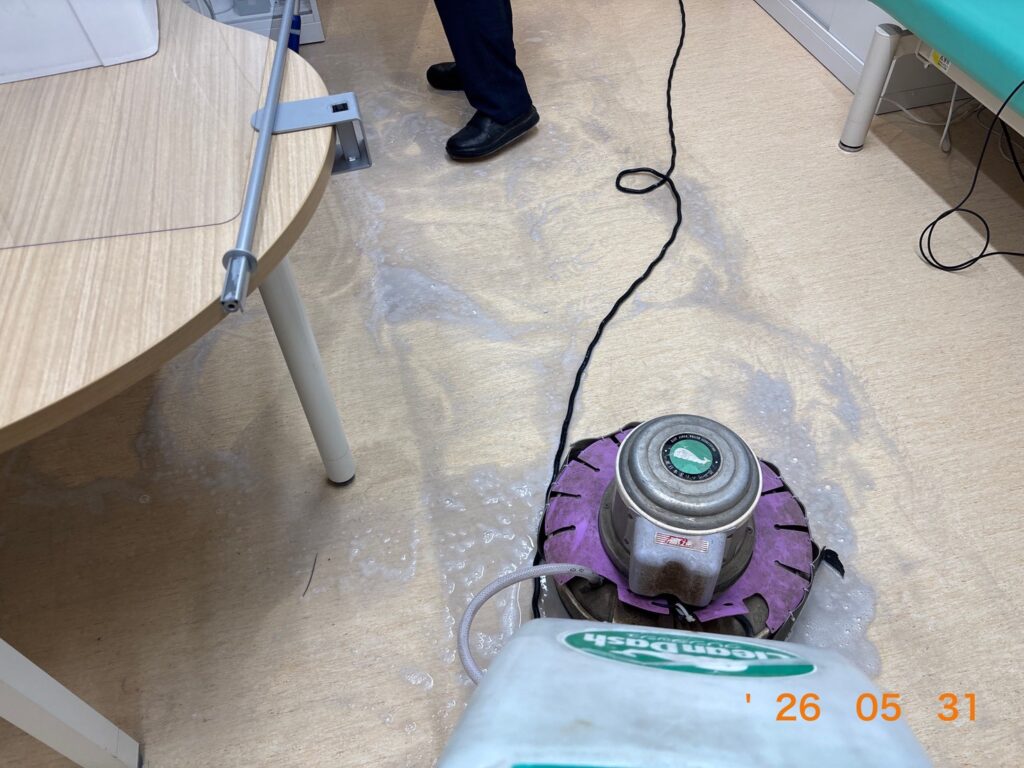 右は剥離剤に反応して古いワックスと汚れが溶け出している様子