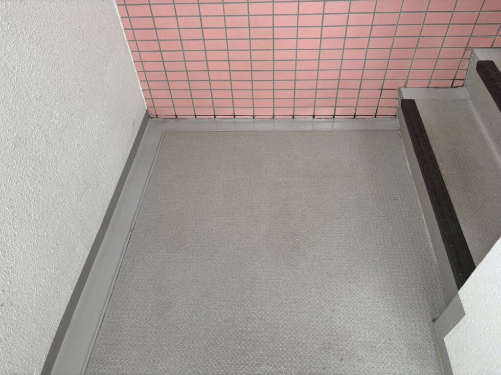 階段踊り場の清掃風景と前後比較。右の清掃後のようにシート本来の明るい模様がくっきりと蘇る