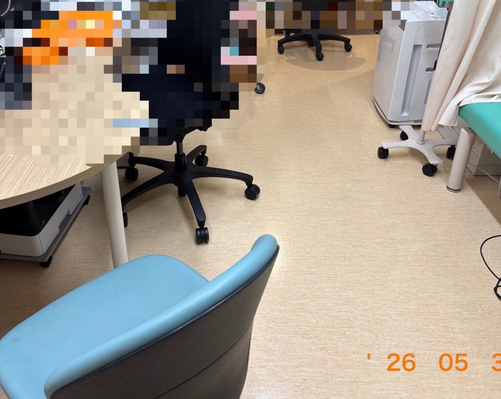清掃完了後のクリニックの廊下と待合スペース。長年の黒ずみが完全に消え、照明を美しく反射する明るく清潔な床に仕上がっている