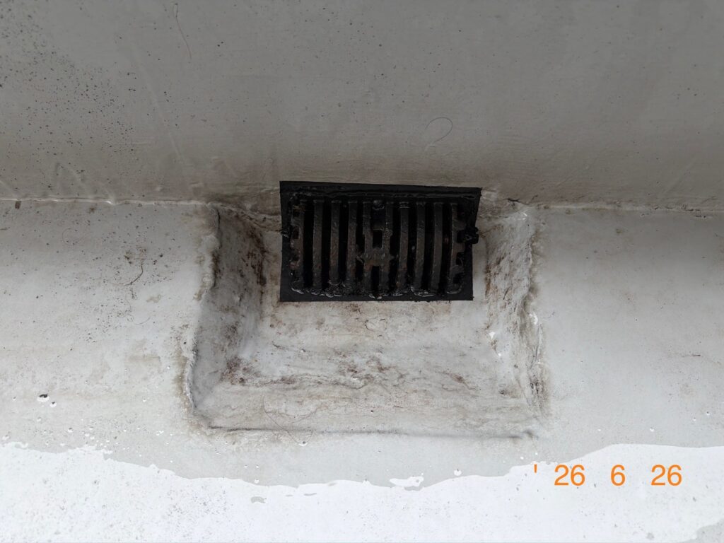 右の作業後は泥が完全に取り除かれ、スムーズに排水できる状態に復旧している