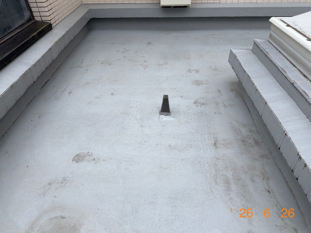 バルコニー全体の清掃風景。右の清掃後には防水塗装を傷めることなく本来の明るいグレーの床面が蘇っている