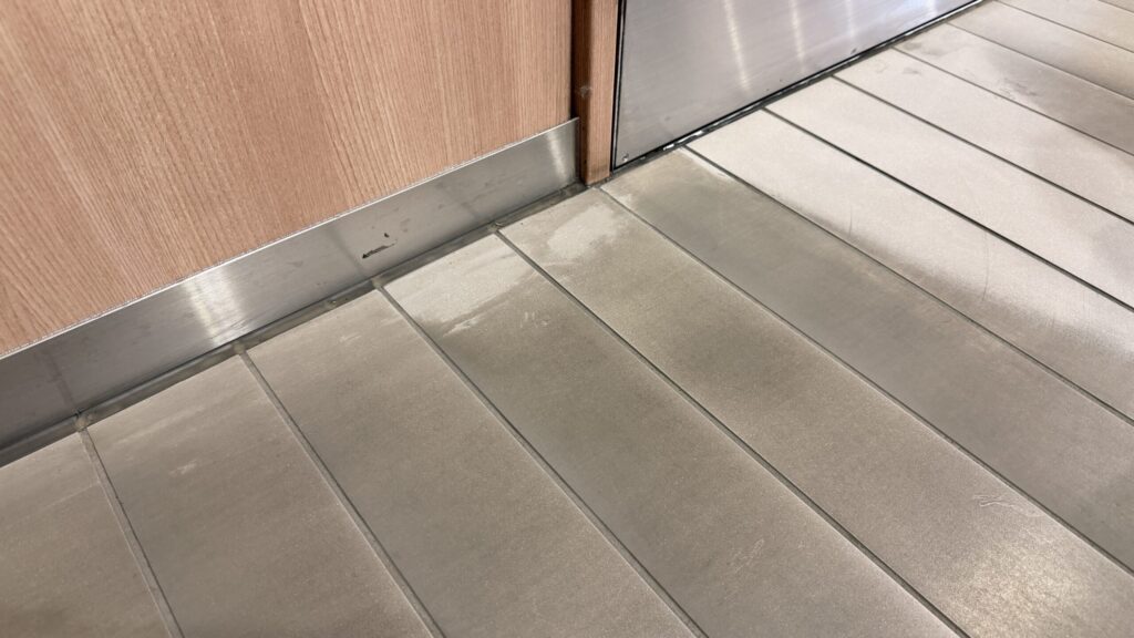 洗浄途中の写真では長年蓄積した黒ずみ汚れの境界線がくっきりと見えます