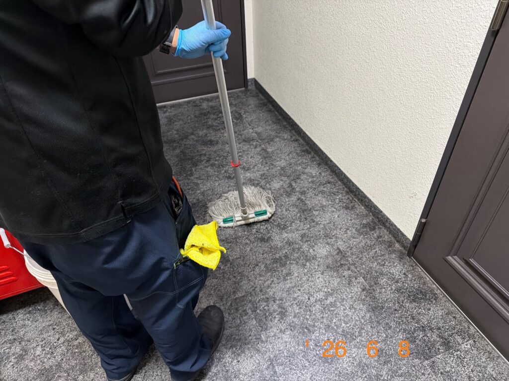 各階のフロア床面をモップで丁寧に拭き掃除している様子