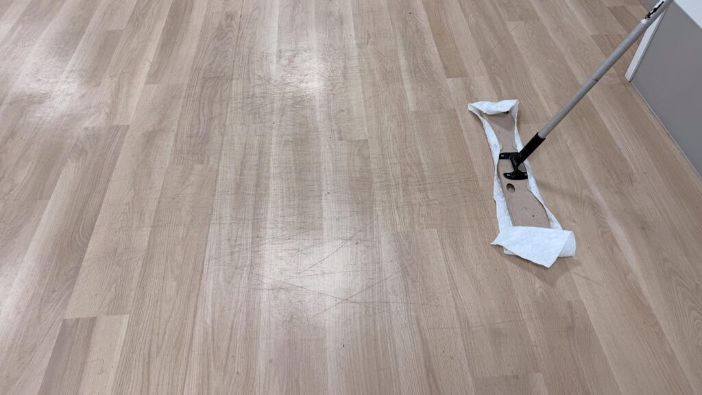 床面のアップ比較。左の施工前は無数の引っかき傷が目立ち白っぽくくすんでいる