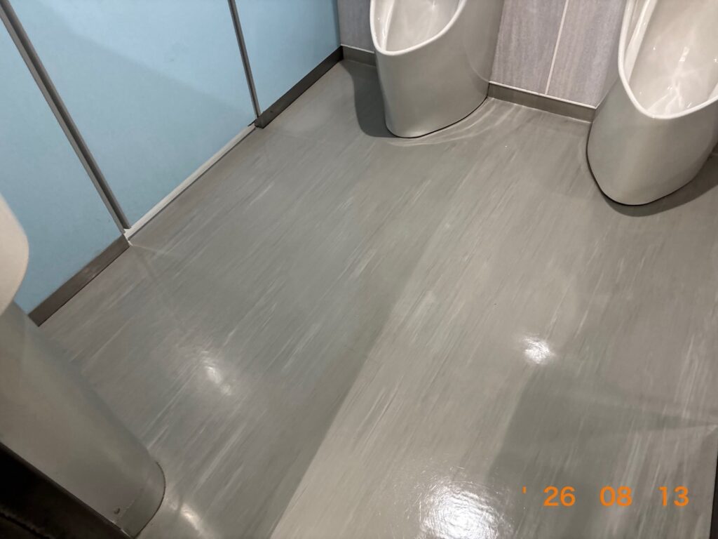 洗浄ワックス後のトイレ床。光沢が戻り、明るく清潔な状態に仕上がっている