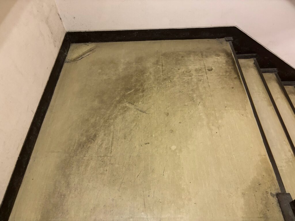 作業前の汚い床。