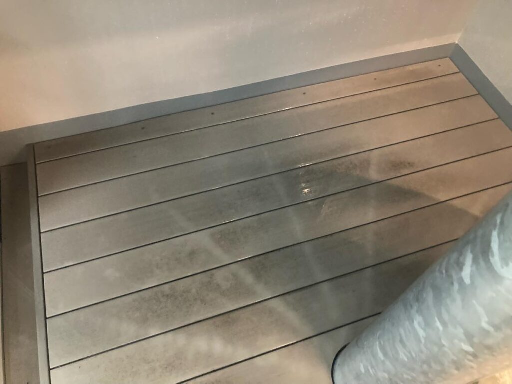 外階段の踏み板。