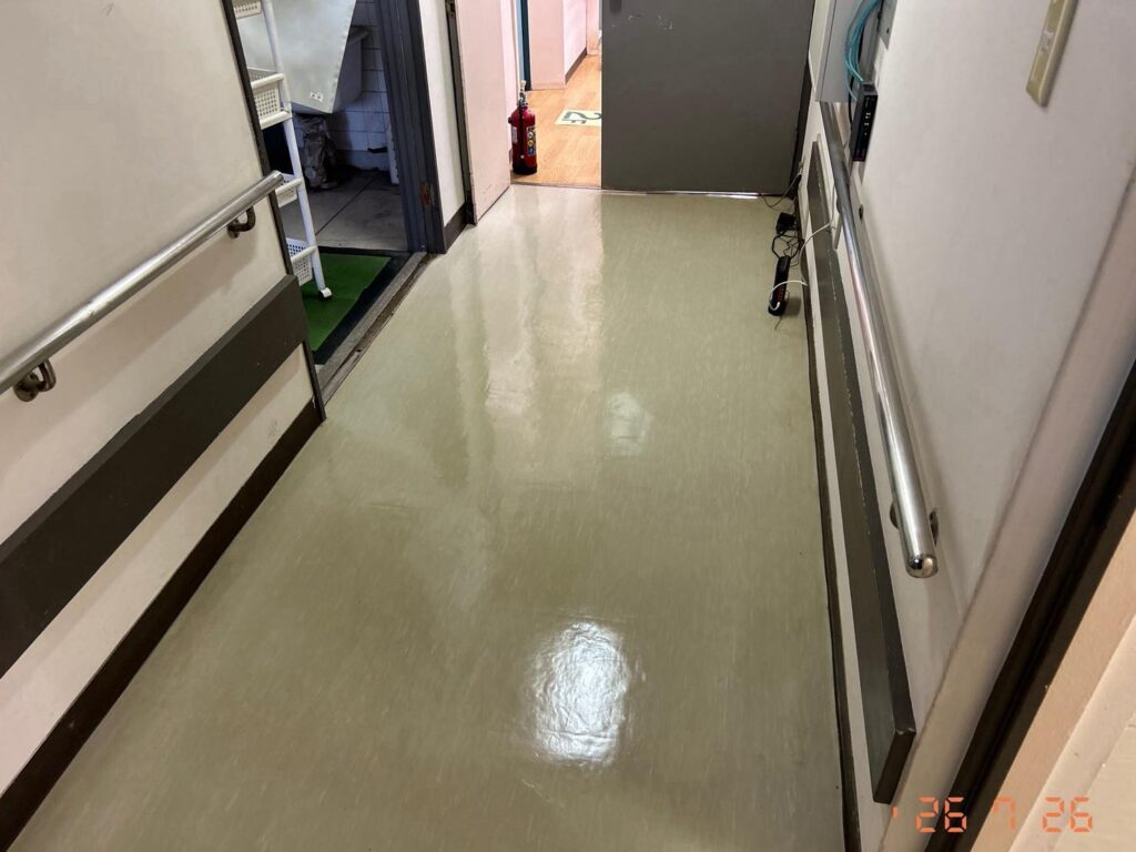剥離とすすぎを終えた床。汚れが落ち、下地の色が均一に戻ってきた状態